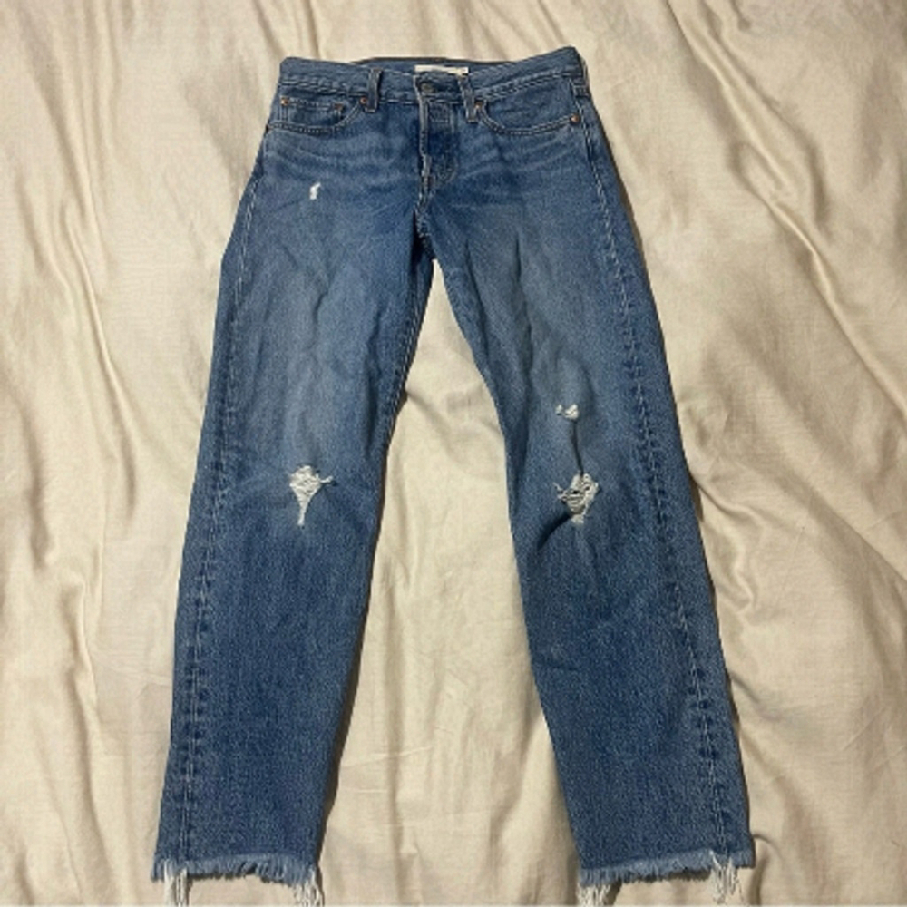 Levi’s Distressed Button Fly Wedgie Jeans W28